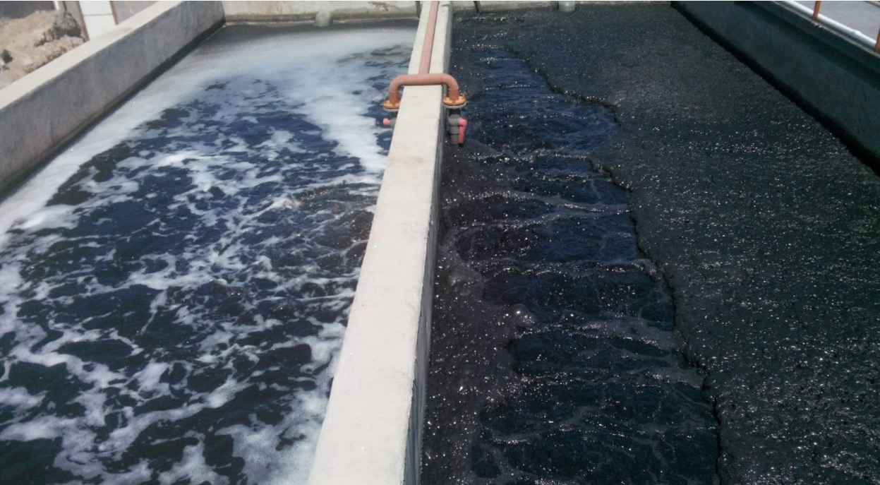 （圖：線路板廢水起泡場景）