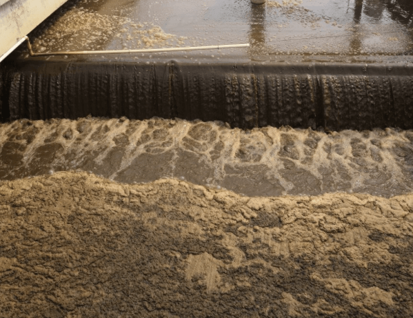 (圖:工業(yè)污水起泡沫現(xiàn)場(chǎng))