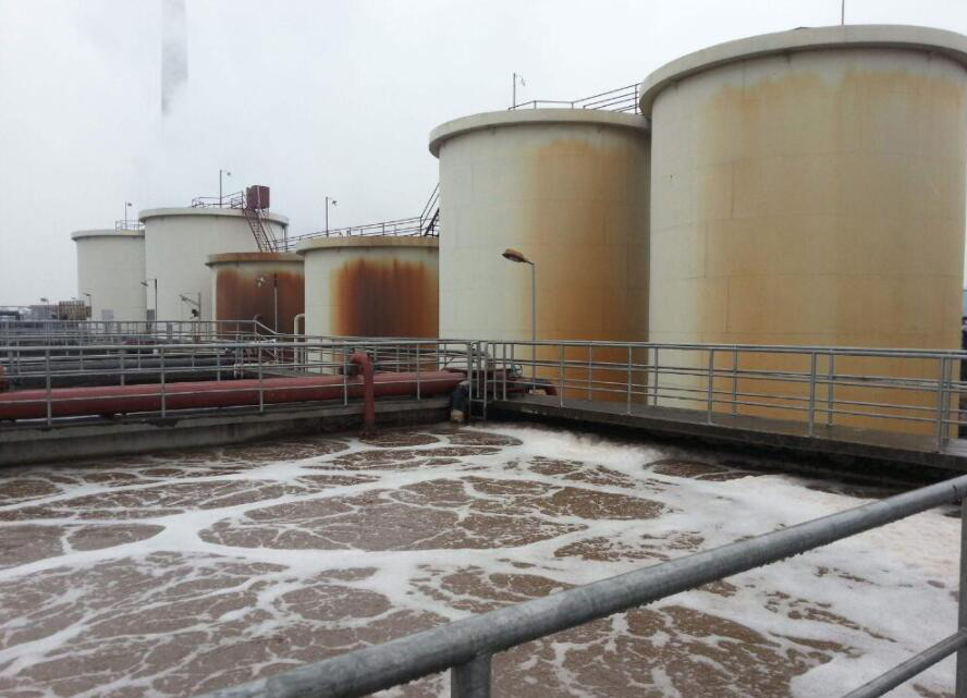 (圖:工業(yè)污水池起泡現(xiàn)場(chǎng))