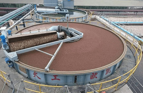 (圖:電廠爐渣廢水處理池起泡場(chǎng)景)